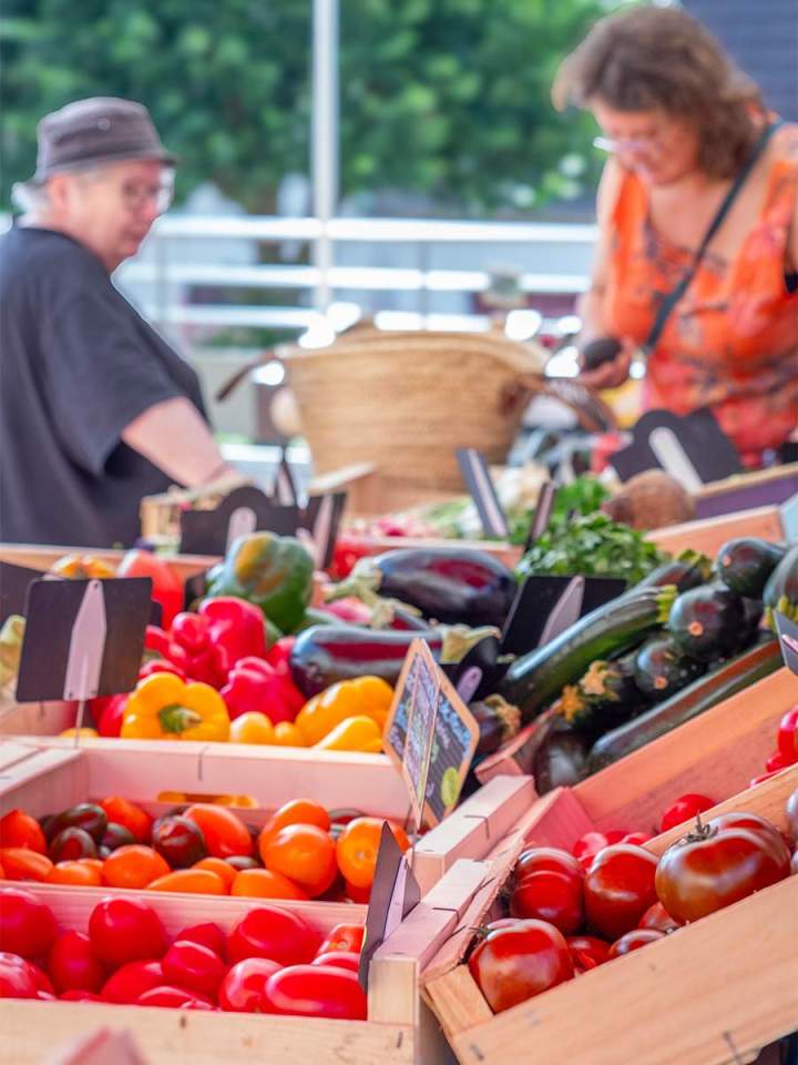 Des produits alimentaires minutieusement sélectionnés, reflétant la richesse du terroir.